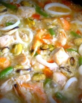Паэлья с курицей и морепродуктами
