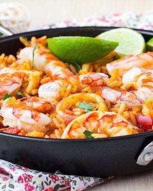 Паэлья с морепродуктами и чоризо