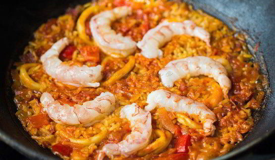 паэлья с морепродуктами и чоризо