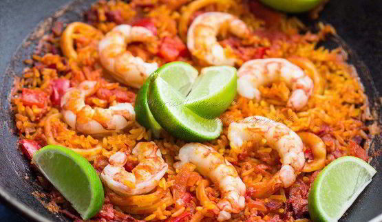 паэлья с морепродуктами и чоризо