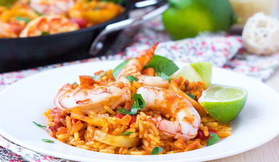 паэлья с морепродуктами и чоризо