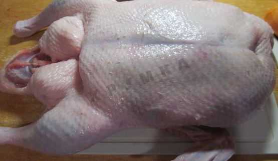 плов из утки в казане на плите