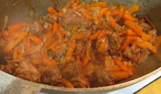 плов из утки в казане на плите