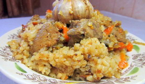 плов из утки в казане на плите