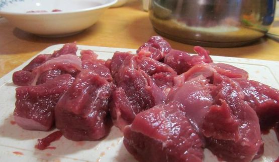 плов из утки в казане на плите