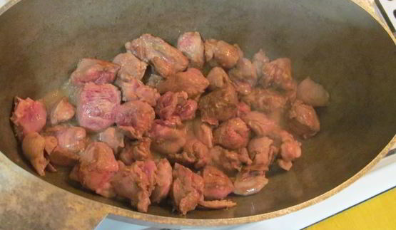 плов из утки в казане на плите