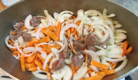 плов из утки в казане на плите