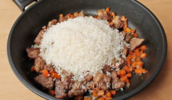 плов с говядиной на сковороде