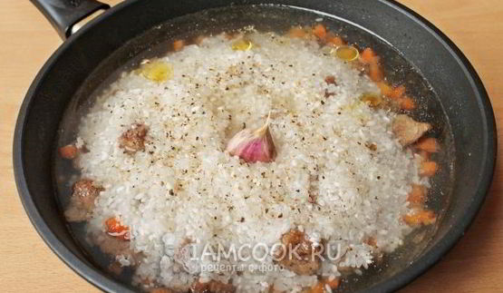 плов с говядиной на сковороде