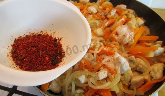 плов в кастрюле с курицей