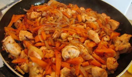 плов в кастрюле с курицей