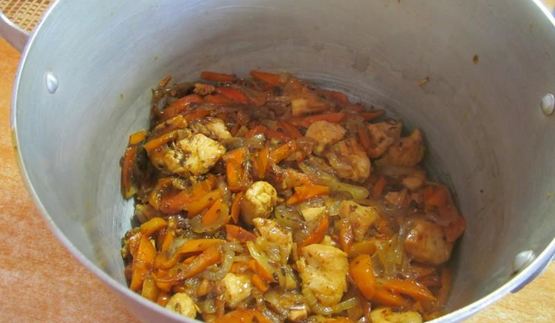 плов в кастрюле с курицей