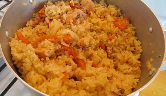 плов в кастрюле с курицей