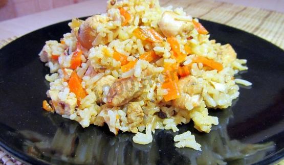 плов в кастрюле с курицей