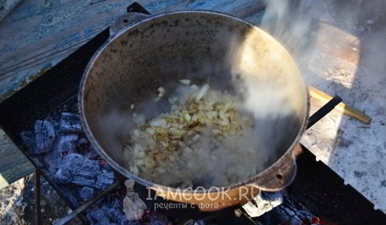 плов в казане на костре