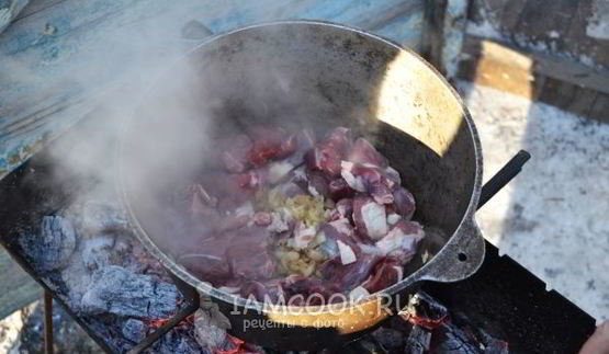 плов в казане на костре