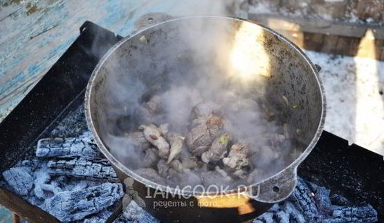 плов в казане на костре