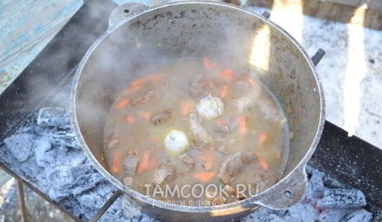 плов в казане на костре