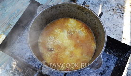 плов в казане на костре