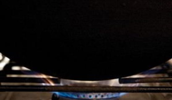 плов в казане на плите