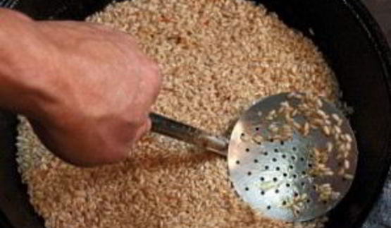 плов в казане на плите