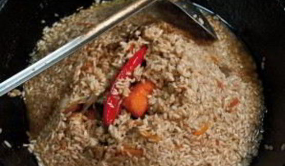 плов в казане на плите