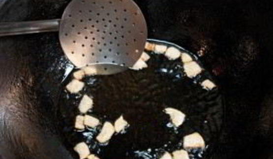 плов в казане на плите