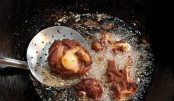 плов в казане на плите