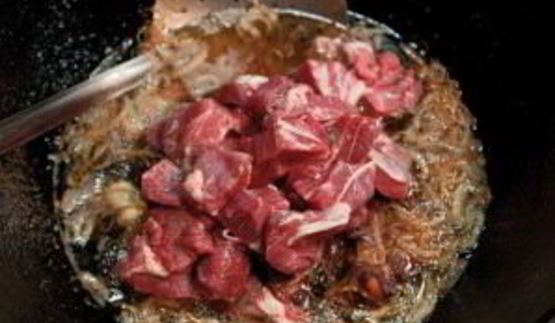 плов в казане на плите