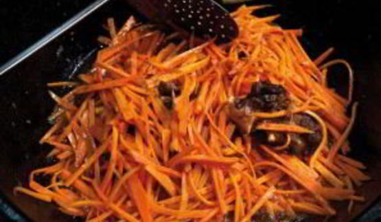 плов в казане на плите