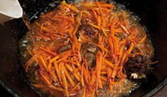 плов в казане на плите