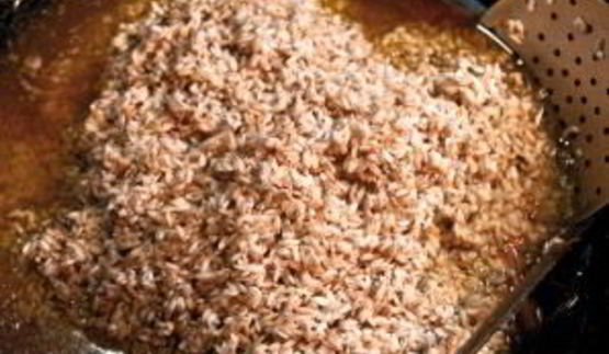 плов в казане на плите