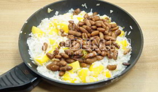 постный плов с тыквой и фасолью