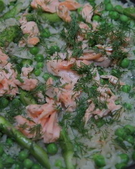 Рецепт весеннего плова с семгой и спаржей