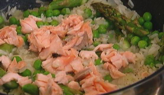 весенний плов с семгой и спаржей