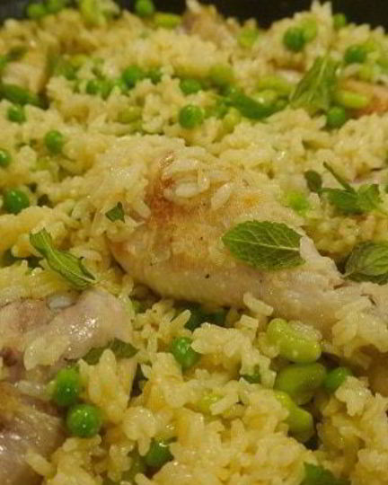 Рецепт весенней паэльи с курицей и молодыми овощами