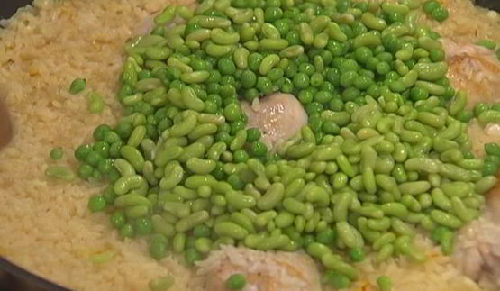 весенняя паэлья с курицей и молодыми овощами