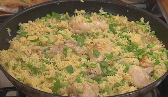 весенняя паэлья с курицей и молодыми овощами