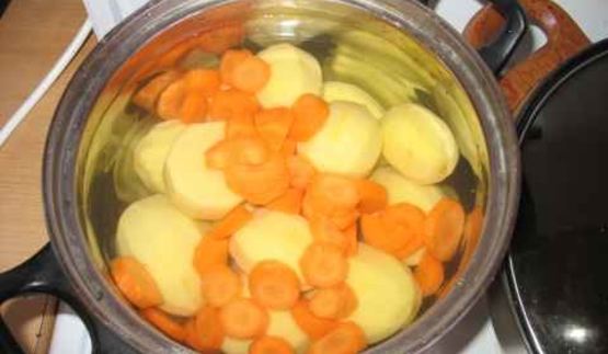 подливка из фарша с картофельно-морковным пюре