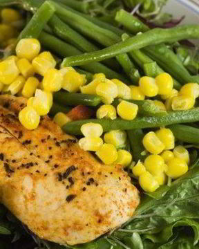 Фаршированная маскарпоне и эстрагоном курица с рагу из фасоли и бекона