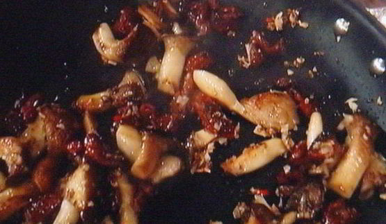 филе телятины под апельсиново-горчичным соусом с грибным рагу