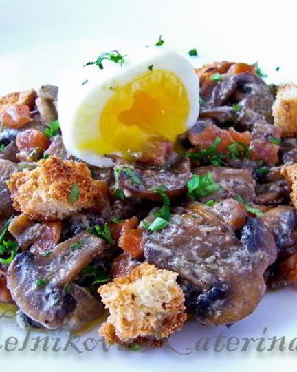 Рецепт грибного рагу с яйцом пашот и крутонами