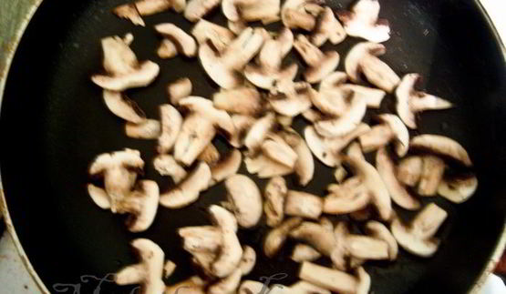 грибное рагу с яйцом пашот и крутонами