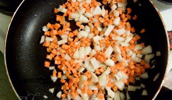 грибное рагу с яйцом пашот и крутонами