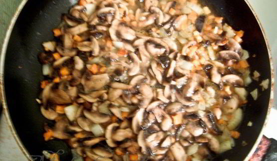 грибное рагу с яйцом пашот и крутонами