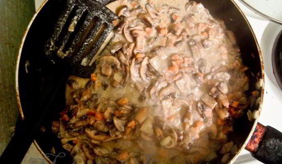 грибное рагу с яйцом пашот и крутонами