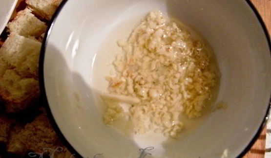 грибное рагу с яйцом пашот и крутонами