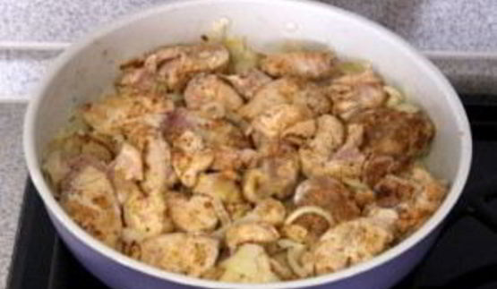 куриное фрикасе в сливочном соусе