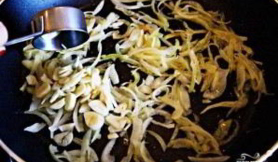 куриное рагу с помидорами и луком