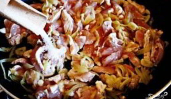 куриное рагу с помидорами и луком